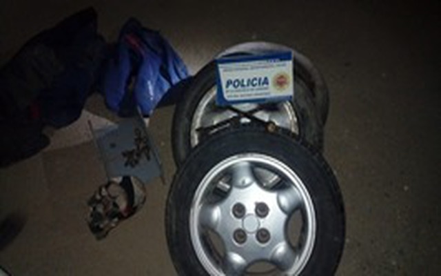 Detenidos por robar ruedas de automóvil.