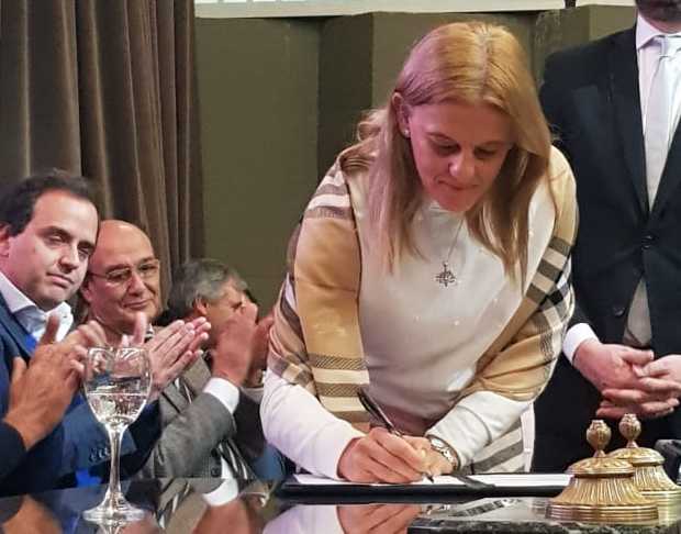 La Intendente de Jesús María firmó el Pacto Fiscal.