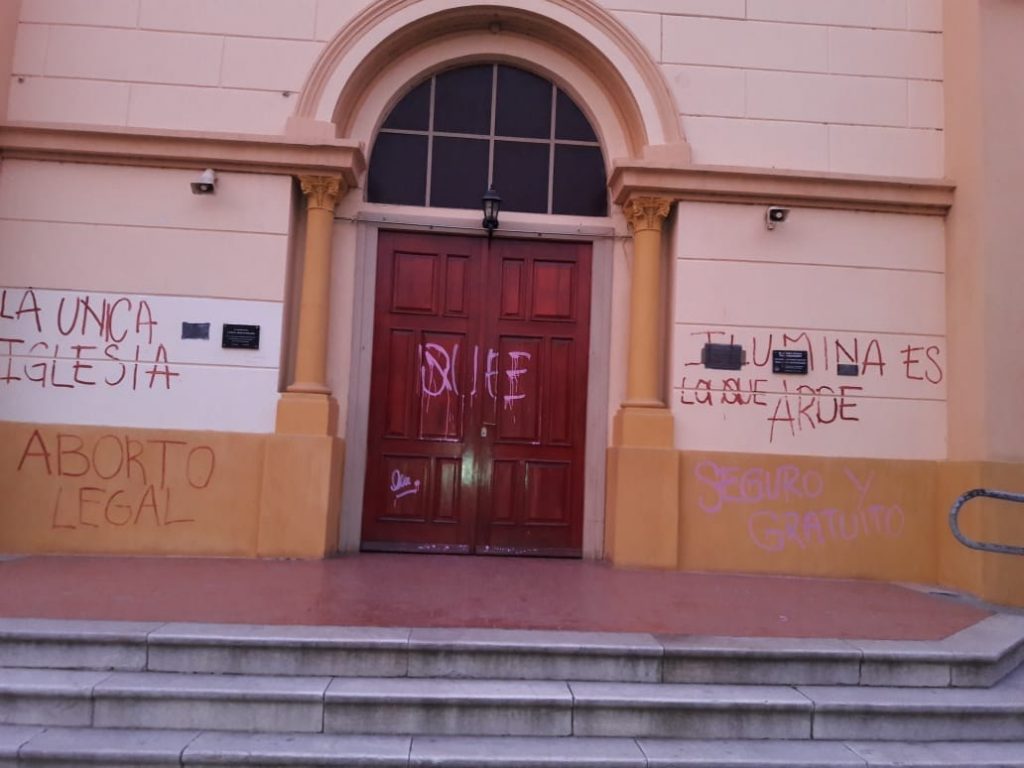 Pintaron Grafitis en la Iglesia de La Calera.