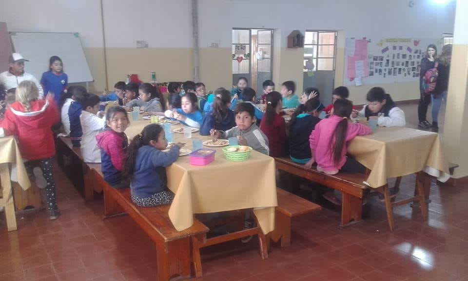 Los niños de Colonia Vicente Agüero ya tienen comedor en la escuela.