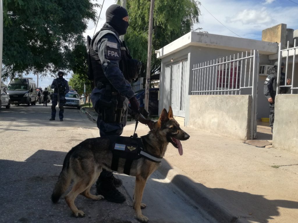 Canes de la FPA detectaron drogas en Bº Sol Naciente.