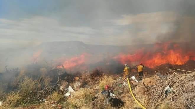 Bomberos combaten un incendio forestal en Capilla del Monte.