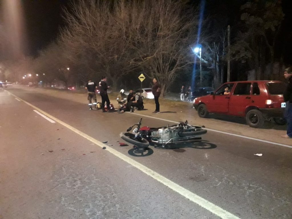 Accidente de tránsito entre una moto y un utilitario.