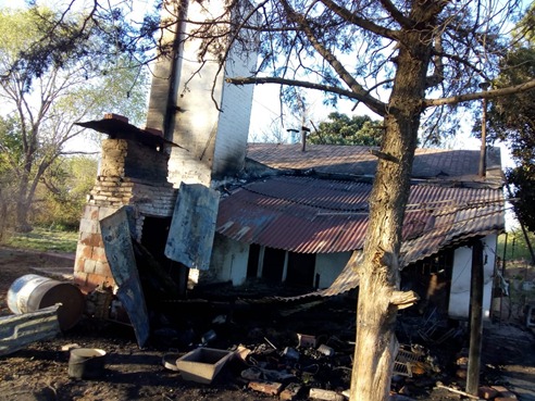 Incendio y daños totales en una vivienda de Jesús María.