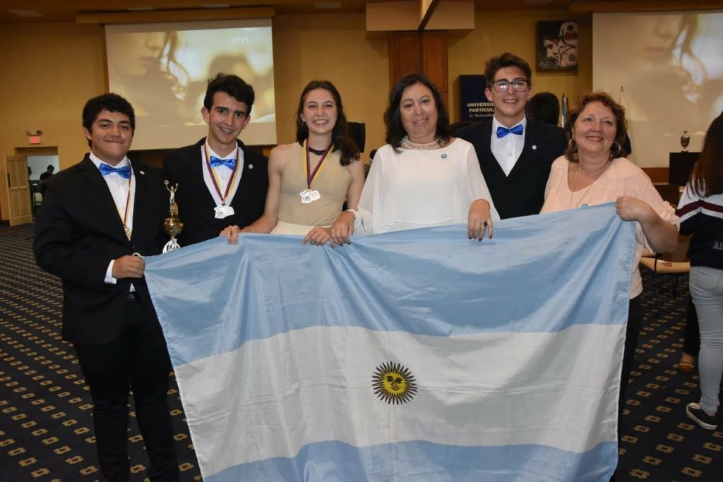 Dos estudiantes de Río Ceballos participaron en el Iberoamericano de Biología.