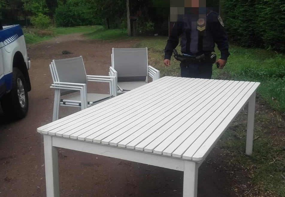 Insólito, le robaron la mesa y las sillas.