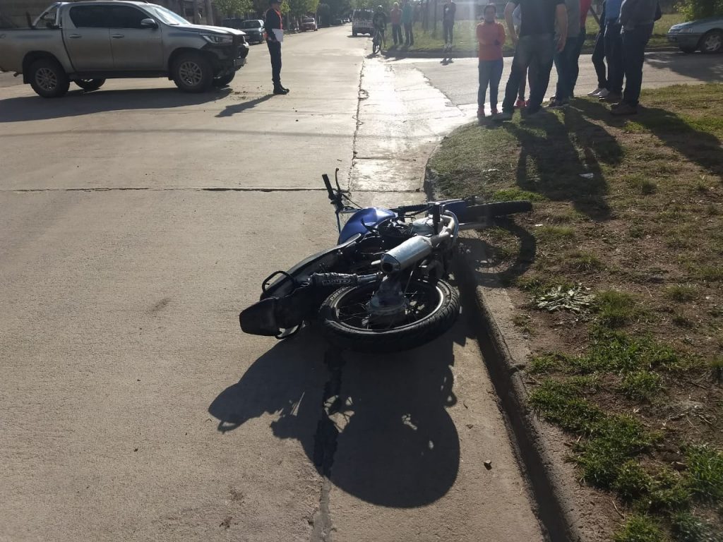 Una camioneta chocó a una moto en Jesús María.
