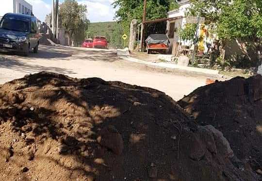 Interrupción de calle por obras en Agua de Oro.