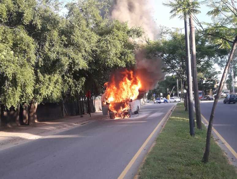 Se le incendió el vehículo mientras lo conducía.
