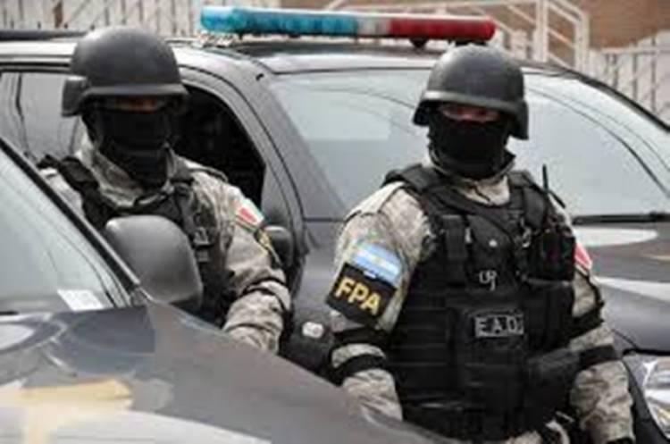 Detuvieron a policía por encubrir a narcos en Río Tercero.