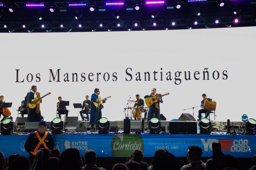 Los Manseros Santiagueños coronaron la primera noche.