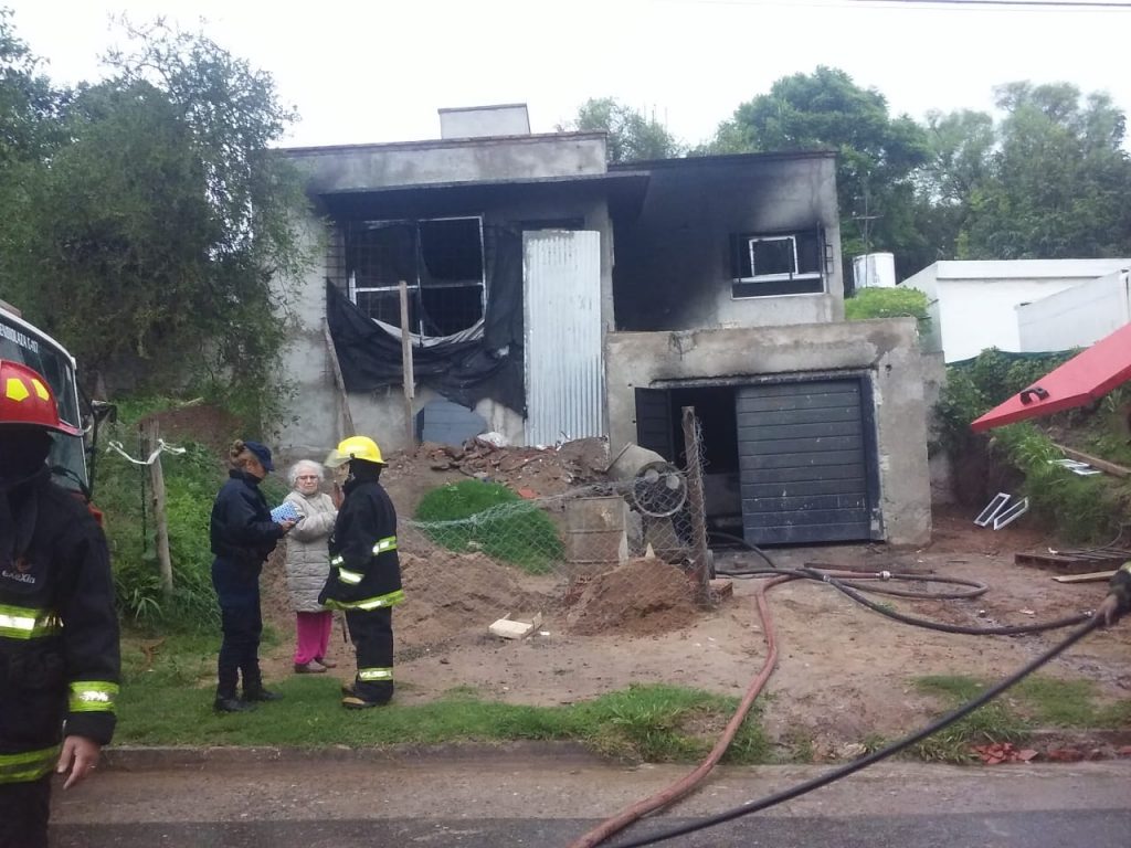 Se incendió una vivienda con auto adentro en Villa Allende.