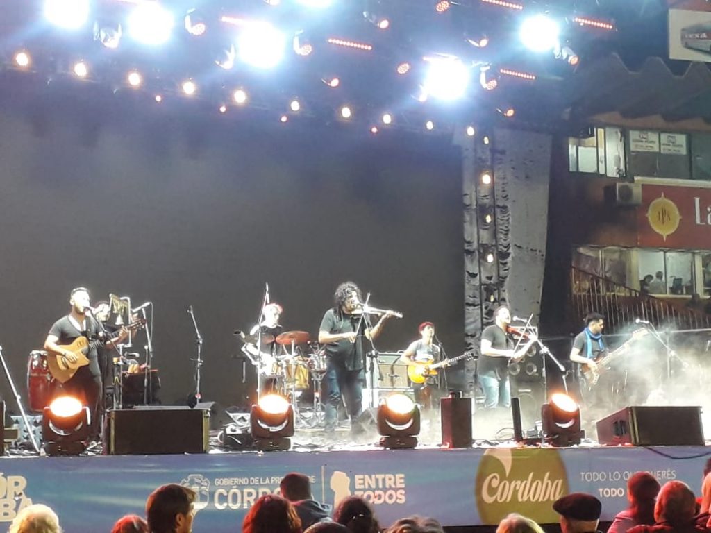 «4 Cuerdas» desplegaron su show en el Martín Fierro.