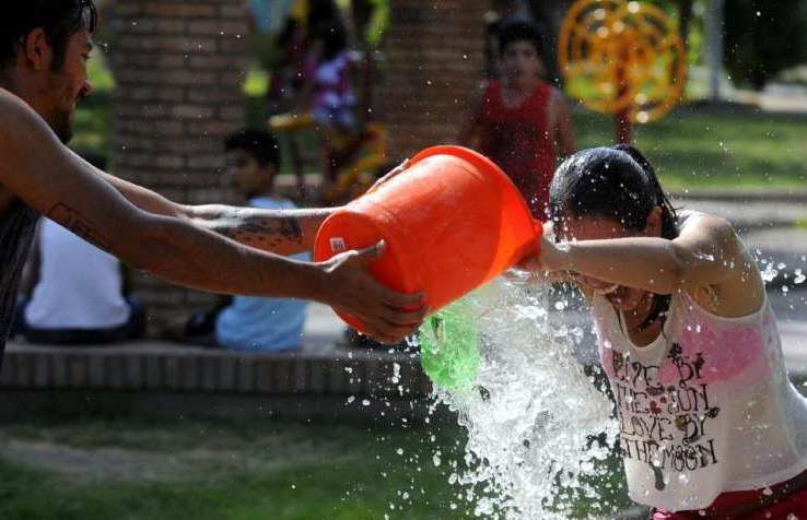 En Jesús María el carnaval se juega con agua.