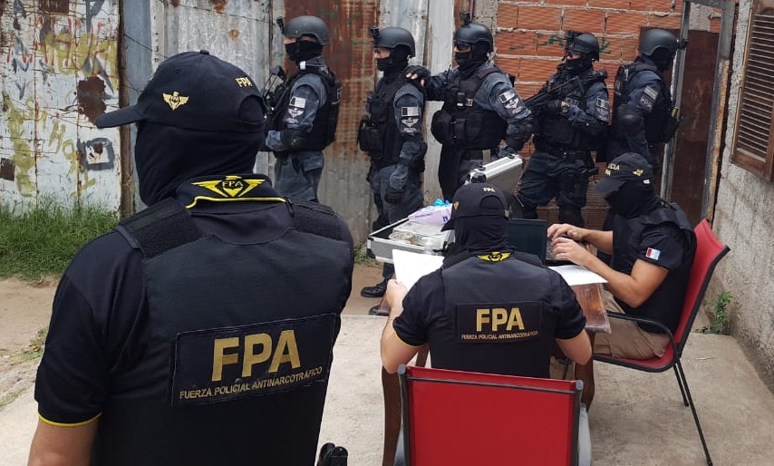 Secuestran dinero, droga y uniformes policiales en Córdoba.