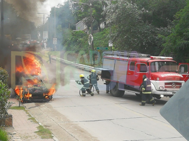 Se incendió un vehículo frente a la comisaria de Salsipuedes.
