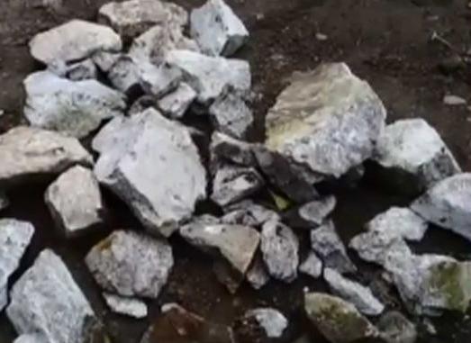 Vecinos denuncian que vuelan piedras en La Calera.