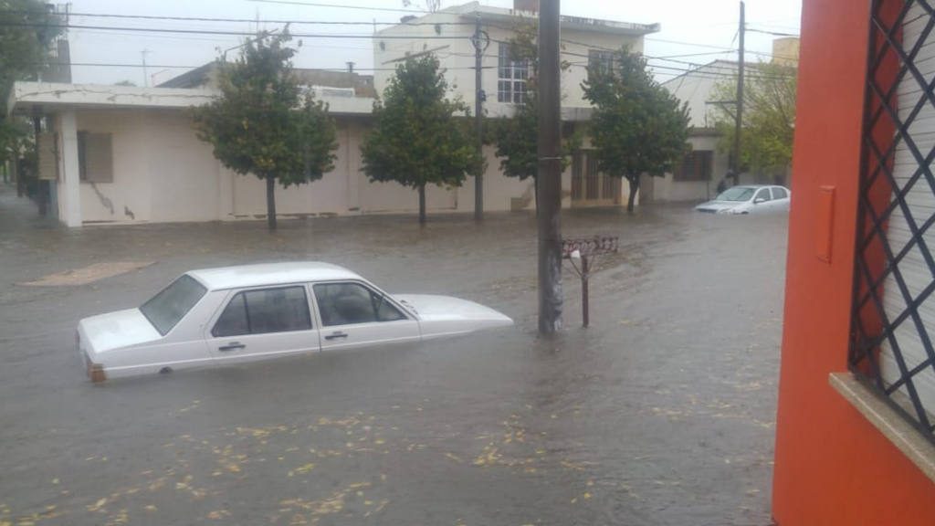 20 evacuados en Río Tercero tras el temporal.
