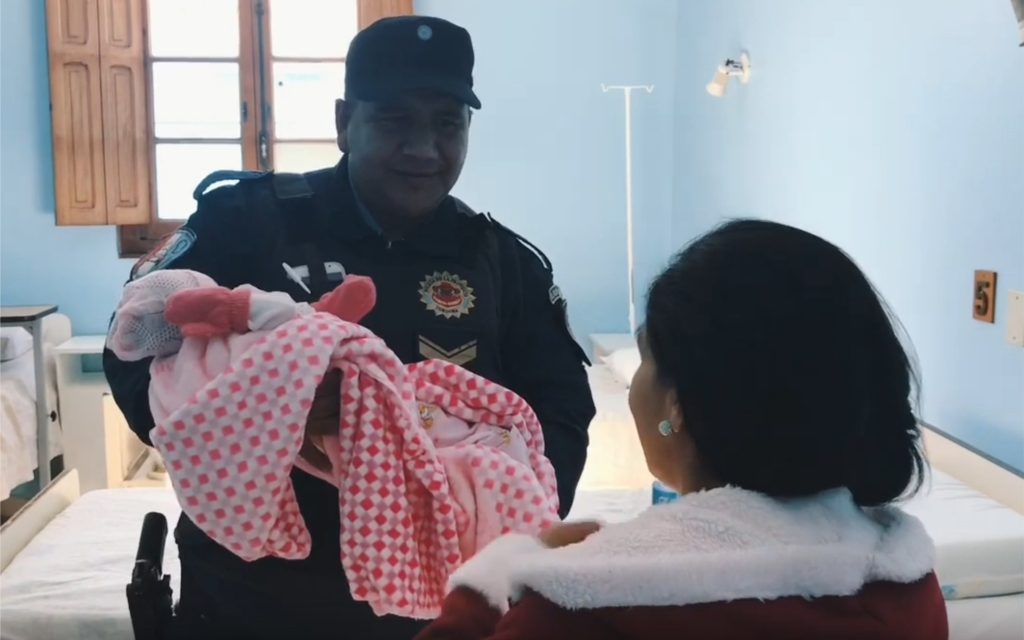 Policía asistió a una mamá que daba a luz.