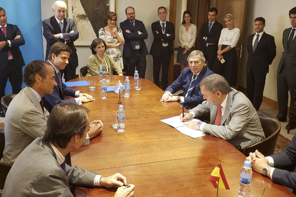 Schiaretti firmó en Madrid el financiamiento para la nueva Maternidad Provincial.