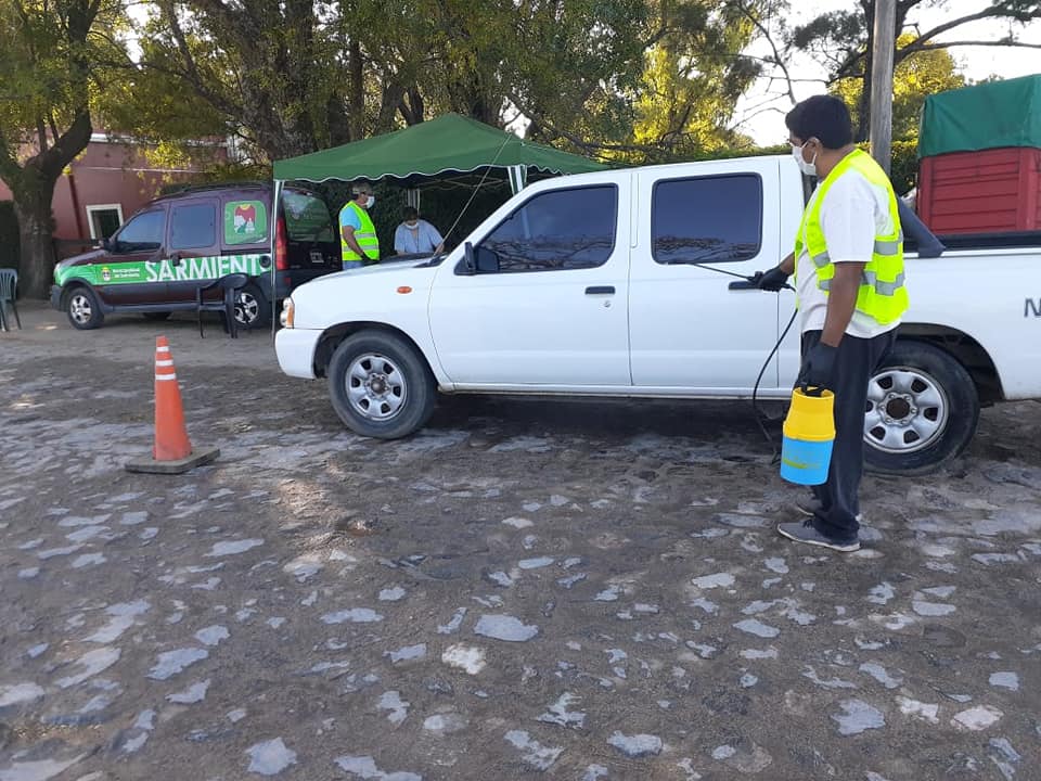 En Sarmiento desinfectan los vehículos que transitan por la localidad.