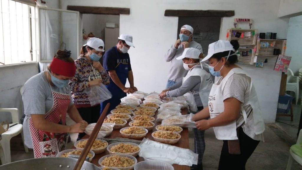 Las Iglesias entregan raciones de comida en Jesús María y Colonia Caroya.