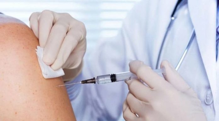 La vacunación antigripal domiciliaria para adultos sigue en B° Latinoamérica