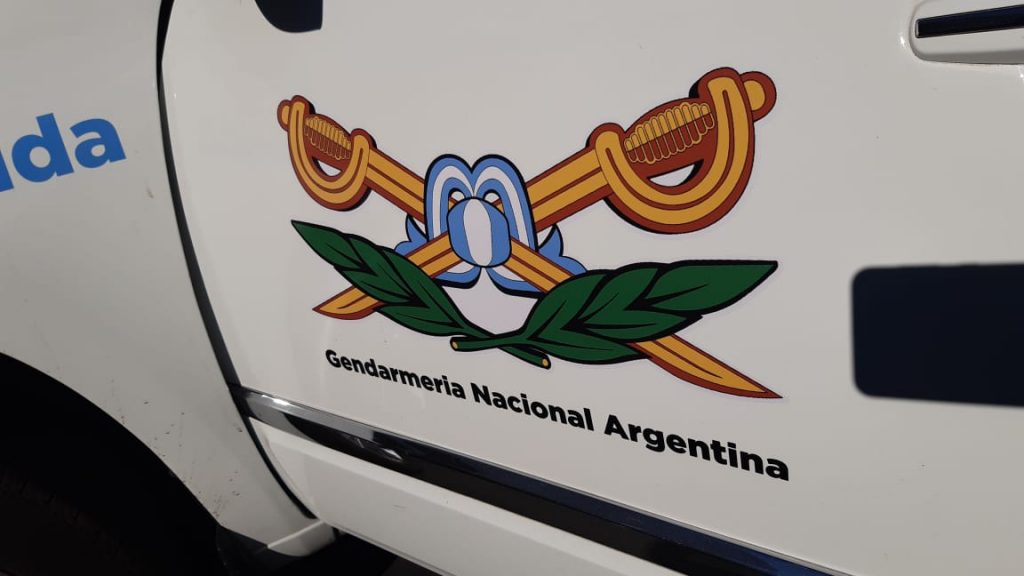 Gendarmería detuvo un automóvil por usar la insignia de la institución.