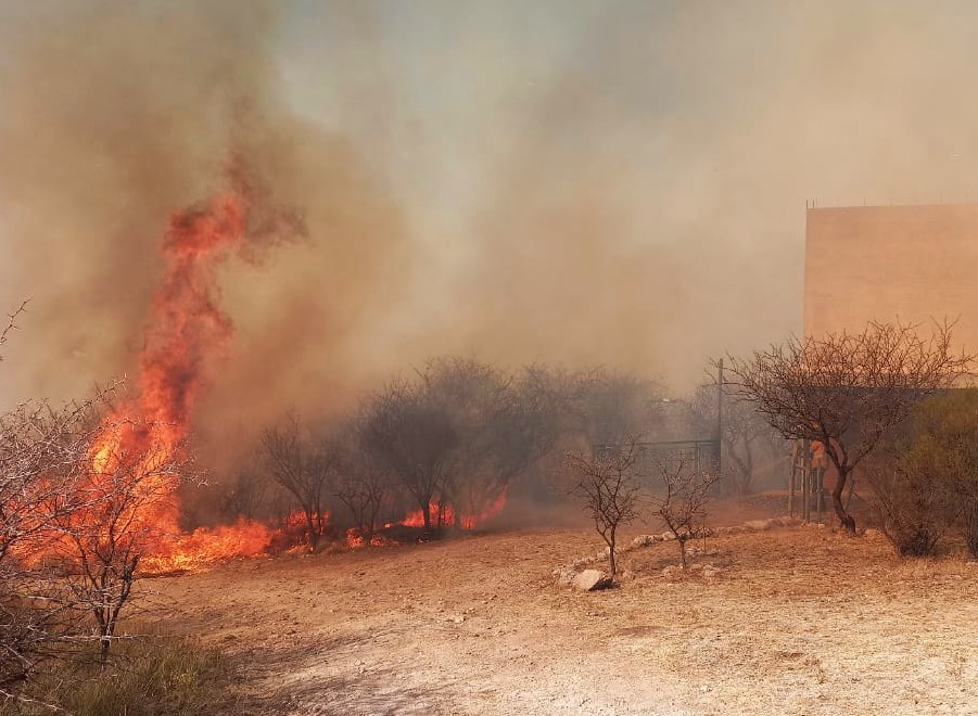 Traslasierra: bomberos combaten un incendio en San Lorenzo