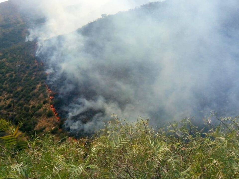 Bomberos combaten el fuego en el Departamento Tulumba