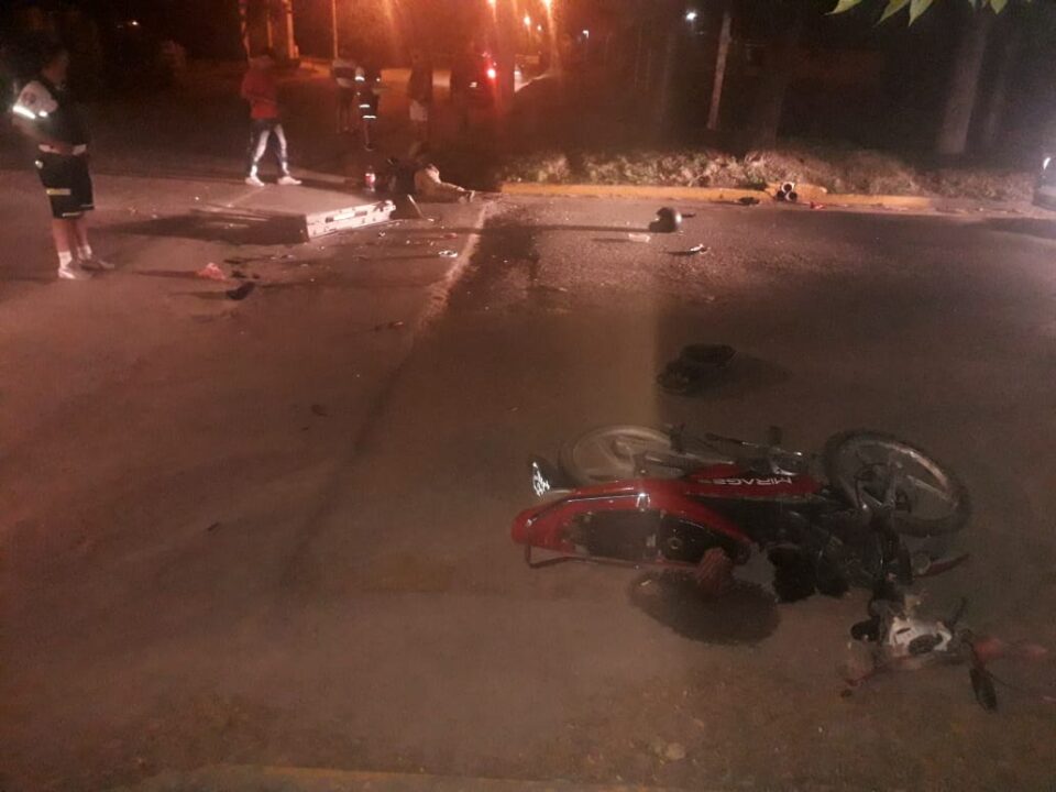 Jóvenes en motocicleta chocaron en Colonia Caroya
