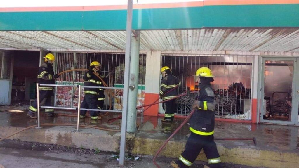 Un incendio destruyó todo en un supermercado en Salsipuedes
