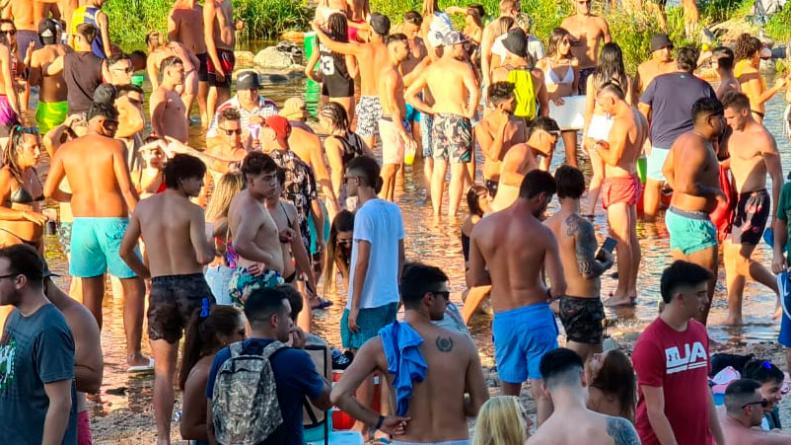 Ríos desbordados de turistas: cerraron algunos balnearios de Córdoba