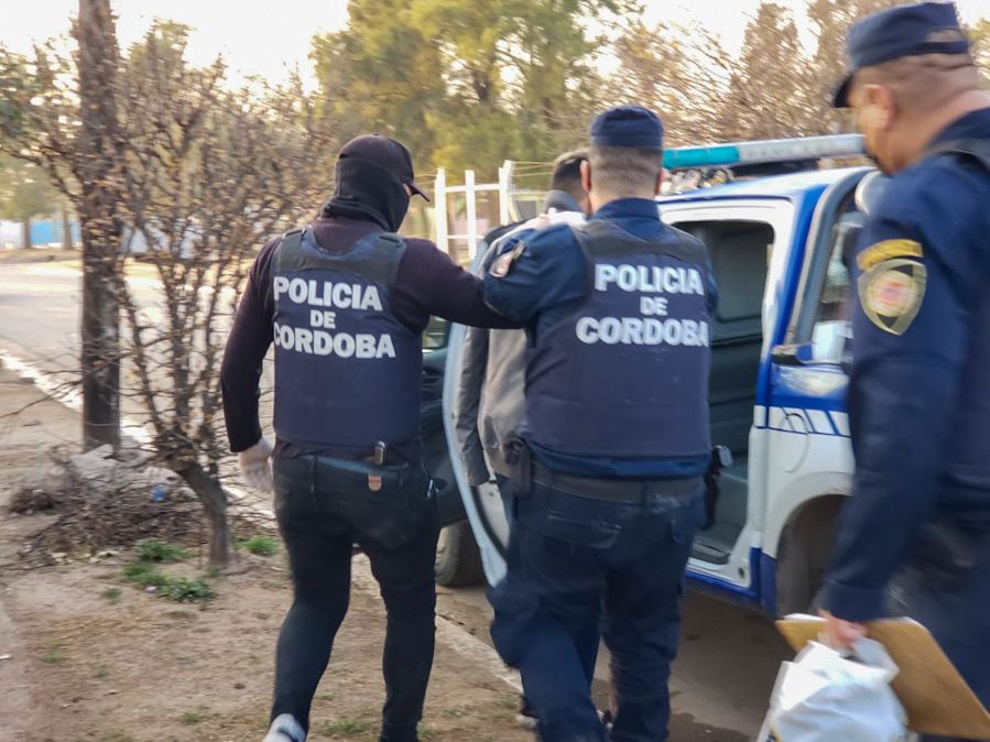#Policiales: Realizaron varios allanamientos en la Capital, Jesús María y Colonia Caroya.