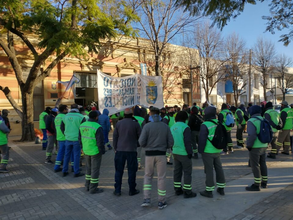 Empleados protestan frente a la Municipalidad de Jesús María.