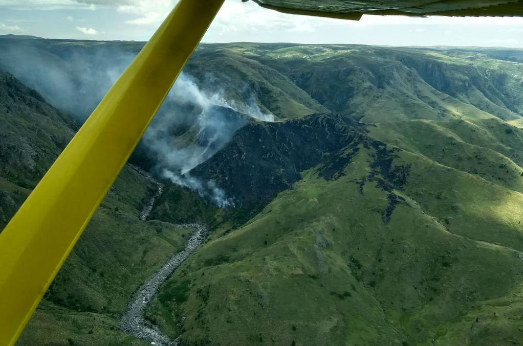 Sigue activo el incendio de alta montaña en cercanías de La Paz