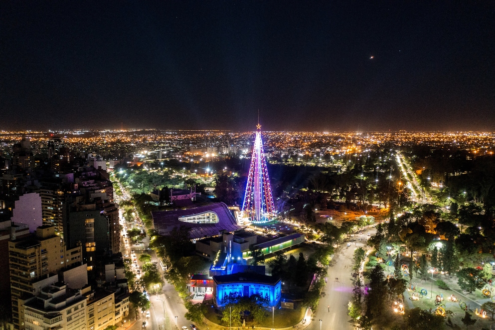 Ya ilumina la ciudad el Árbol de Navidad más alto de Sudamérica