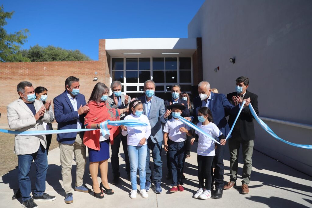 Schiaretti inauguró un edificio escolar en Río Ceballos