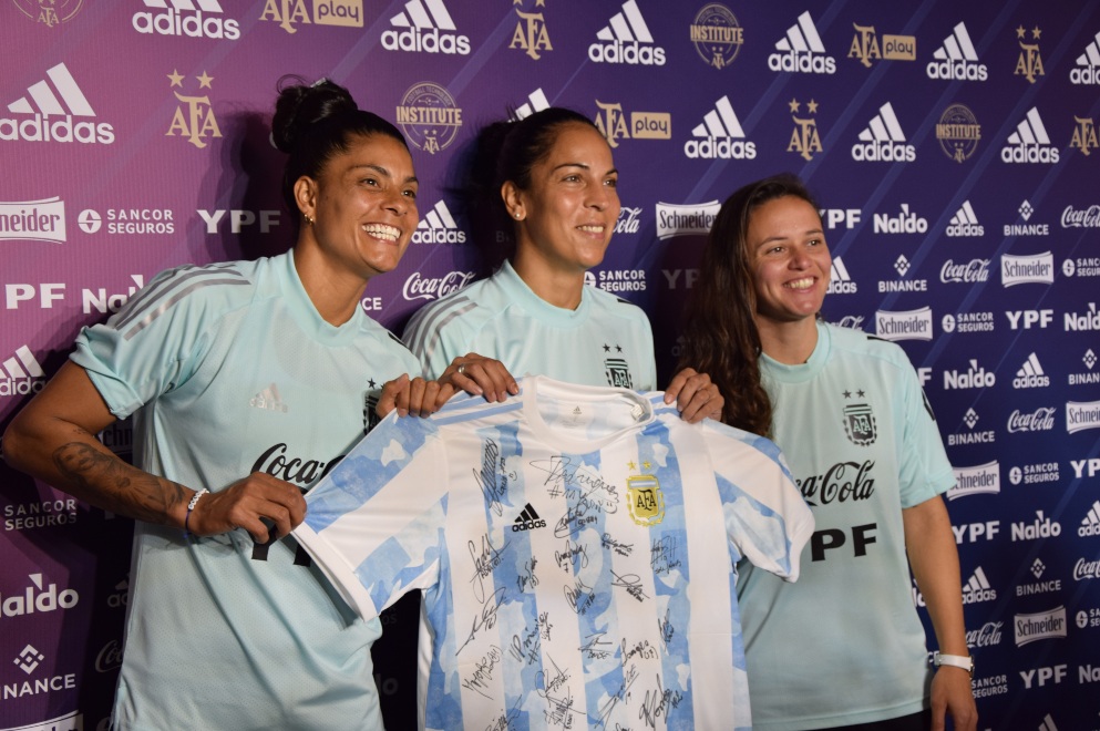 Fútbol femenino: Argentina-Chile juegan en el Kempes