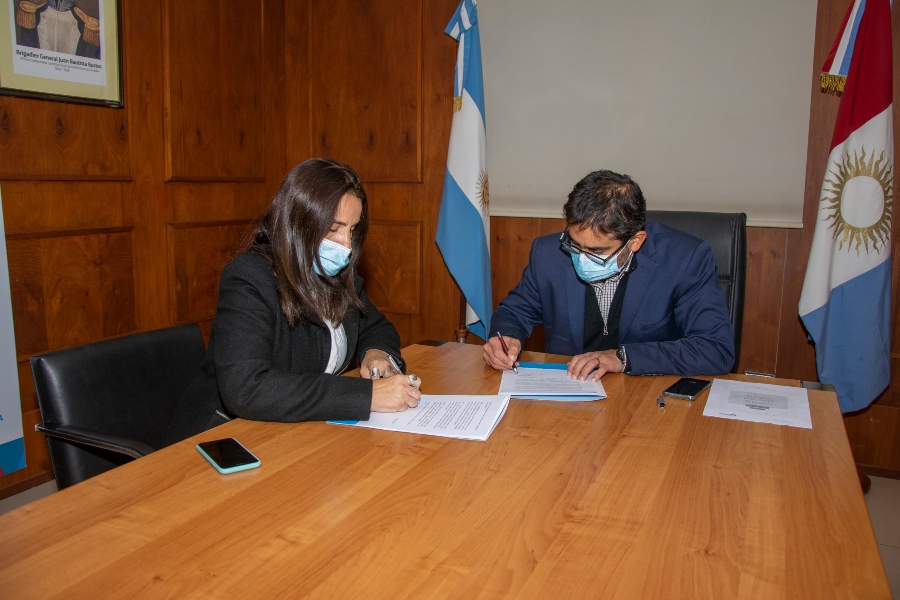 Cardozo firmó convenios con Quilino y Arroyo Cabral por fondos del Pacto Sanitario
