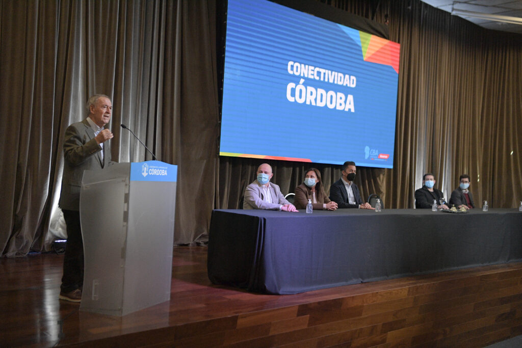 Schiaretti: “Nos interesa que llegue Internet a cada localidad de Córdoba”