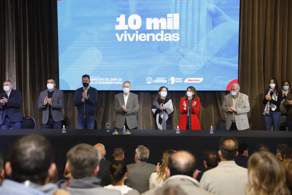 Schiaretti firmó convenios con 387 municipios por el programa 10 Mil Viviendas