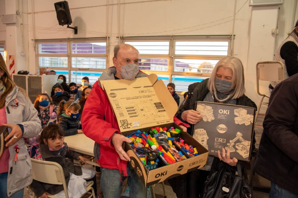 El Intendente Carlos Ciprian Participó el día lunes de la entrega de Kit de Robótica para la Escuela Pringles.