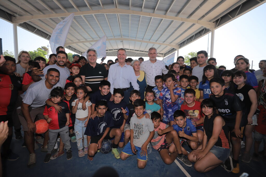 Junto a los vecinos, Schiaretti inauguró el Polideportivo de Ampliación 1° de Mayo