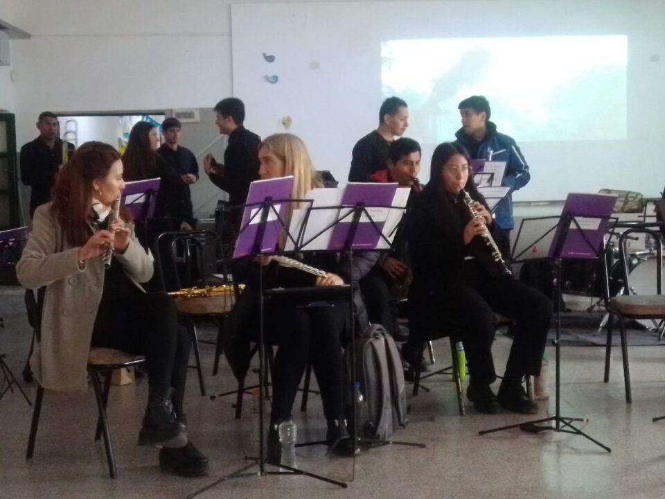 La orquesta de vientos del Conservatorio Córdoba visita las escuelas de la zona.