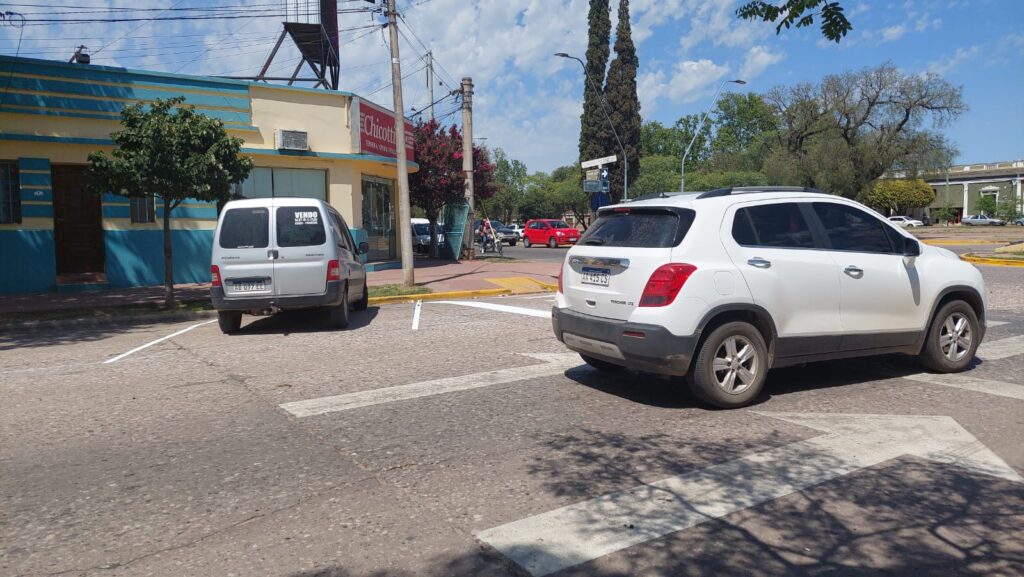 Jesús María: la Municipalidad suma estacionamiento a 45 grados en la calle Ameghino