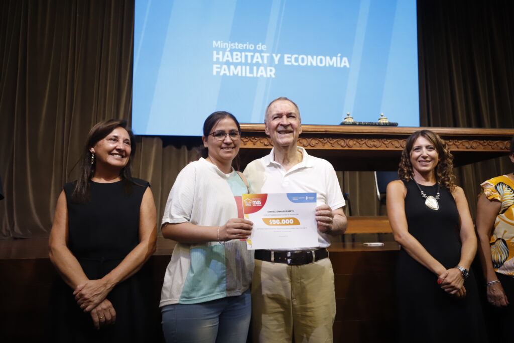 Más Vida Digna: Schiaretti otorgó 200 nuevos créditos a familias de la Capital