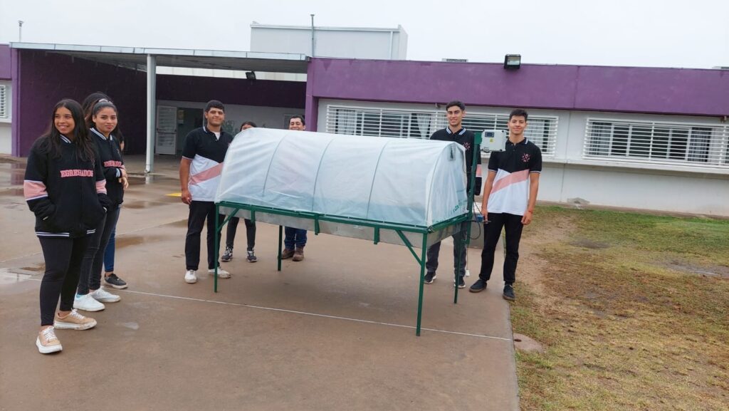 Alumnos del IPET 413 de Sinsacate  automatizaron un invernadero para Colegio Coronel Pringles