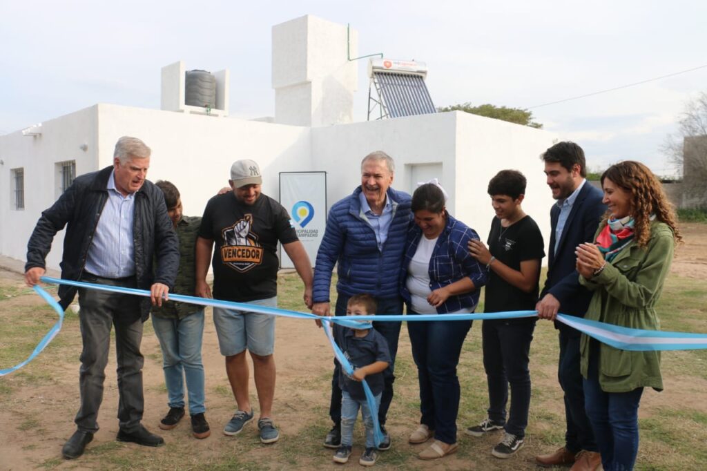 Schiaretti entregó 10 viviendas e inauguró un polideportivo social en Sampacho