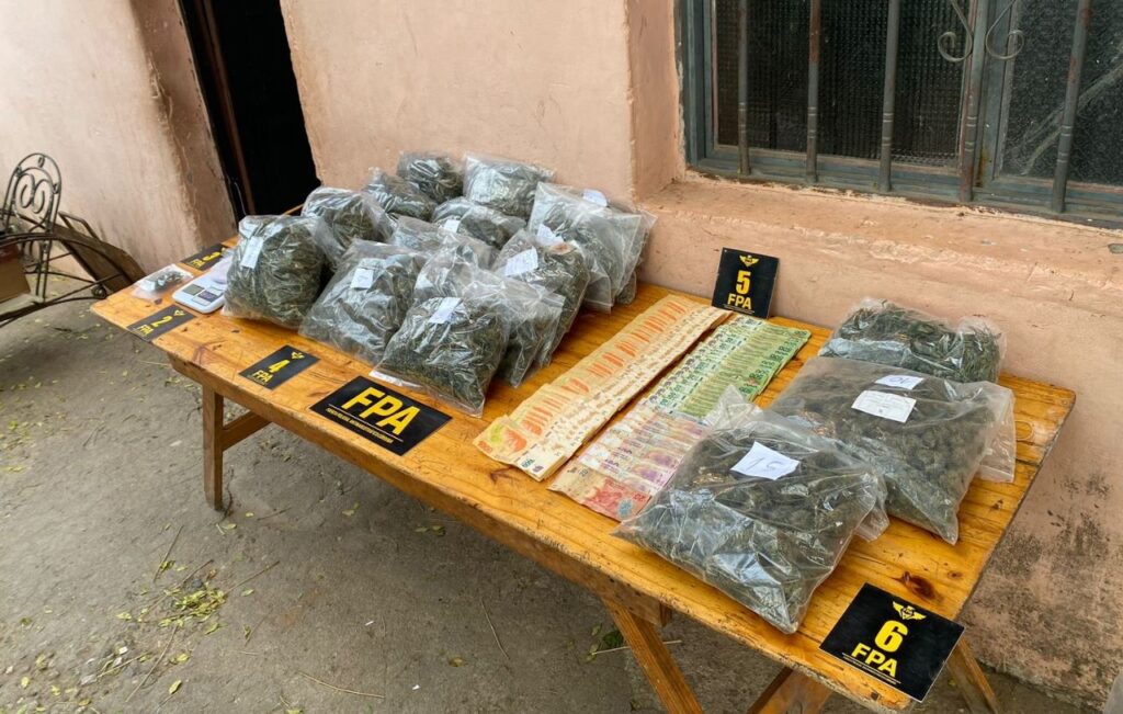 Secuestraron 3 kilos de drogas en Tirolesa, hay personas detenidas